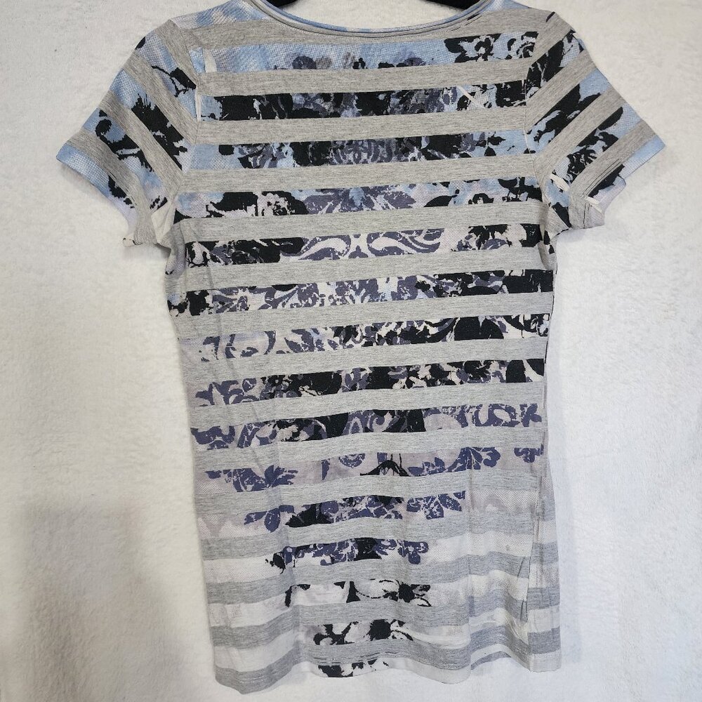 Buckle DAYTRIP Vtg Y2K Top Fairycore Whimsical Goth Tee Size L Gray Blue V-Neck - Picture 5 of 6